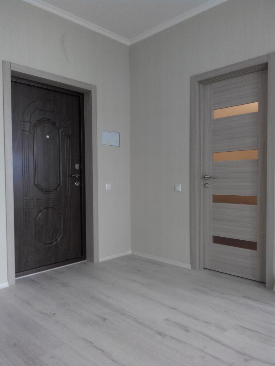 Светлый ламинат и двери