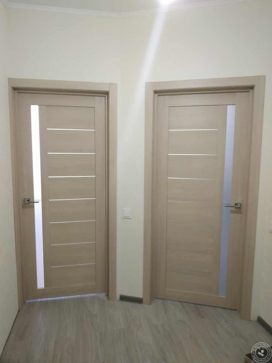 Белый плинтус бежевые двери
