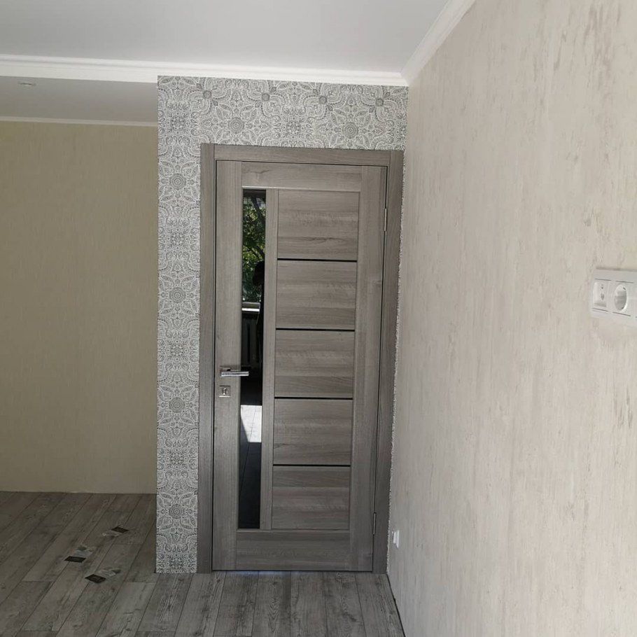 Двери венге и серый пол в интерьере