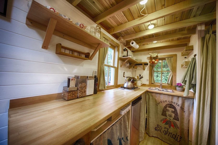 Кухня в маленьком деревянном доме