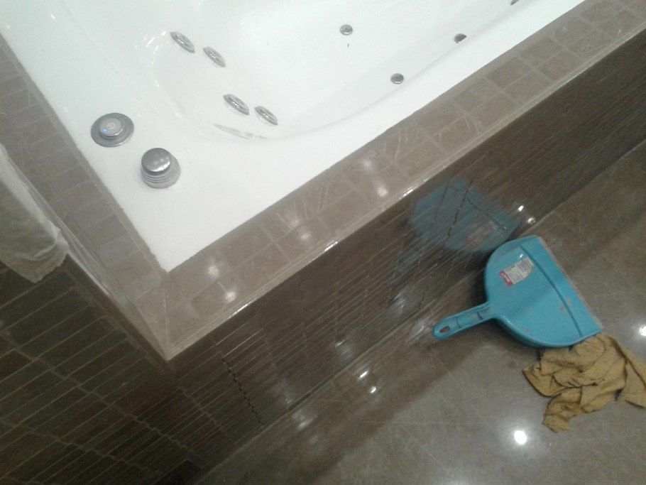 Стык ванны и инсталляции