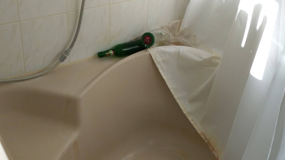 Стекает вода с края ванны