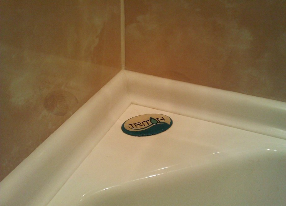 Смеситель между стеной и ванной