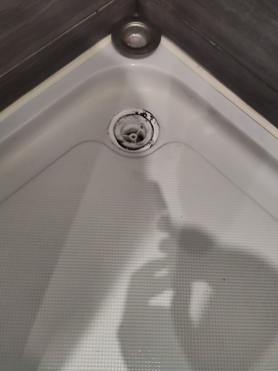 Вода стекает с душевого поддона