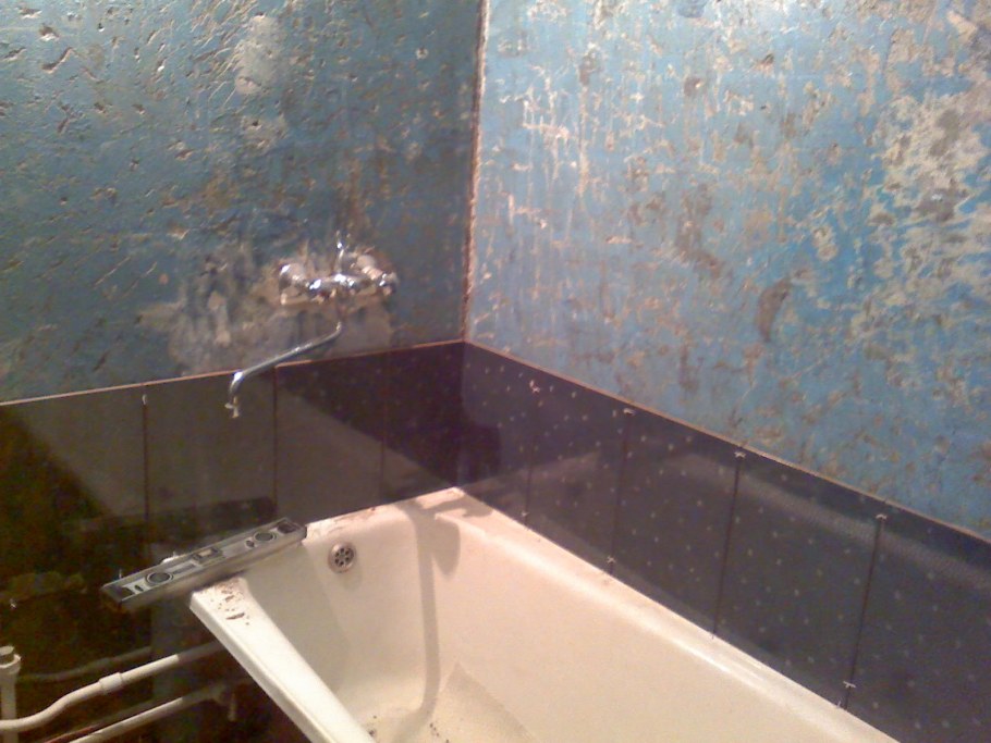 Вода стекает в раковине