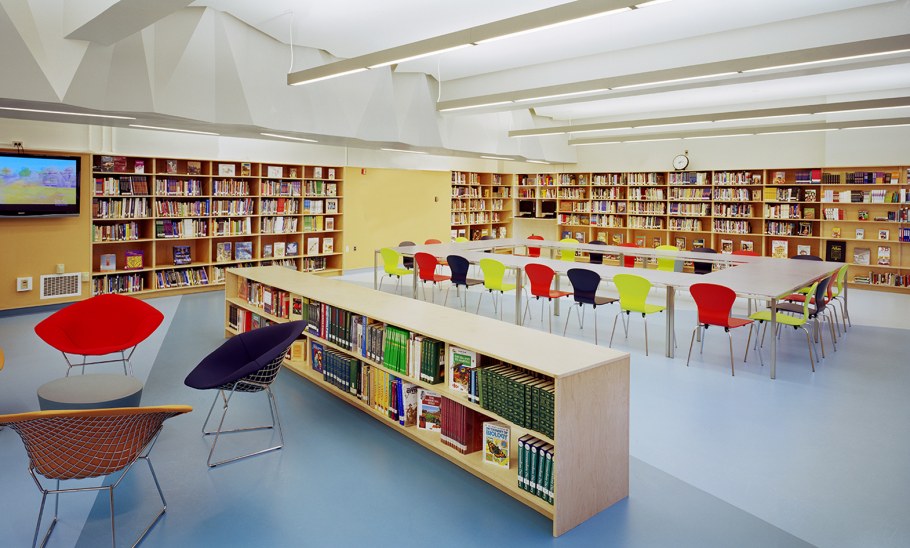 Комната с книжным шкафом