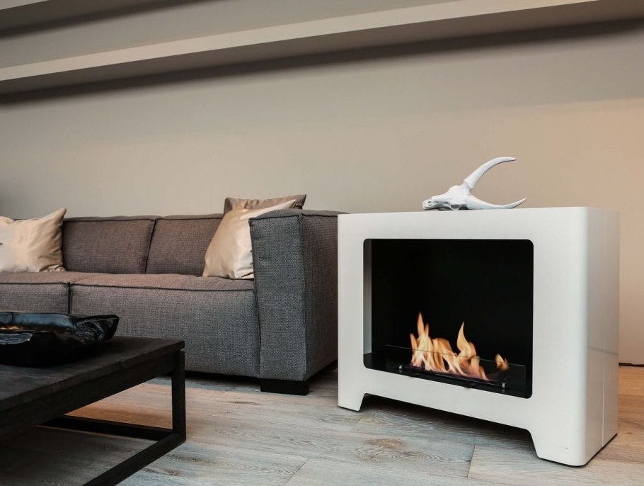 Современный электрокамин в гостиной