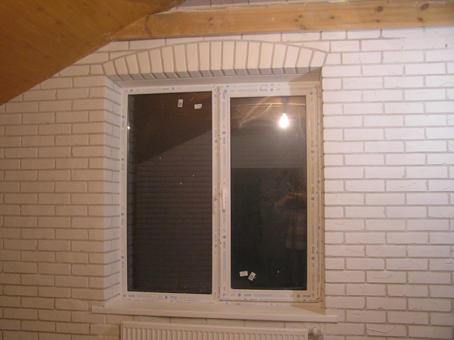 Декоративный кирпич вокруг окна