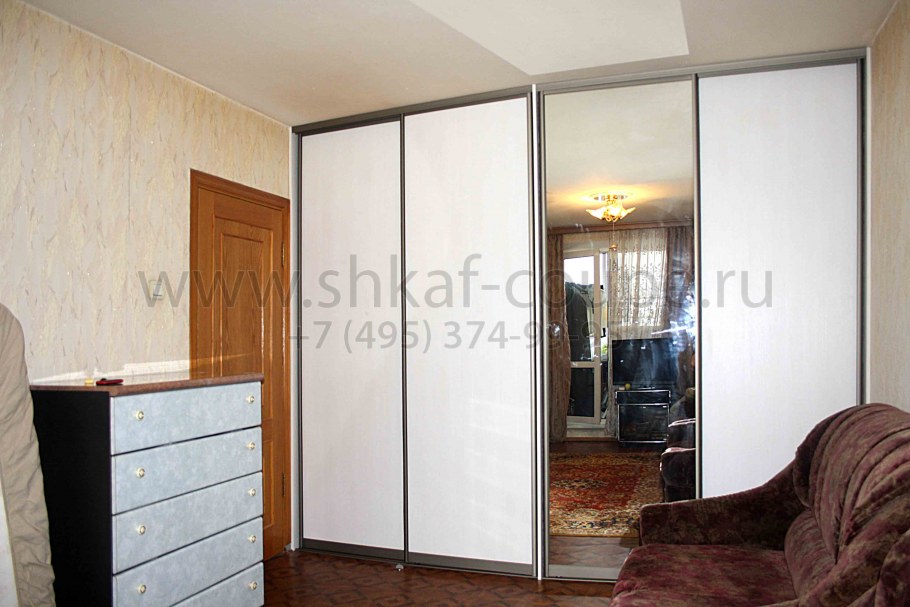 Шкаф с распашными дверями в гостиную