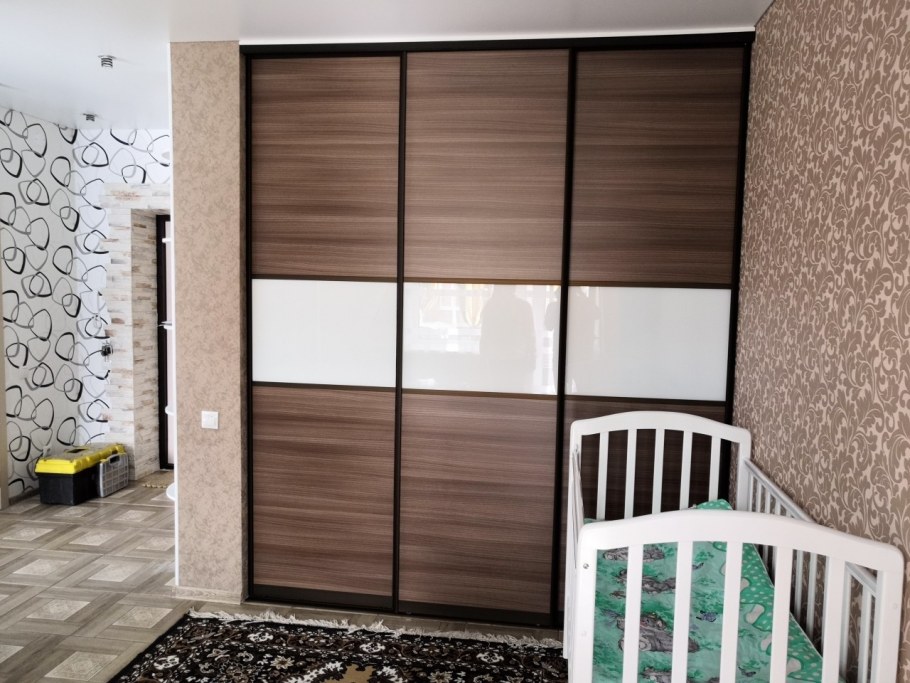 Длинный шкаф купе