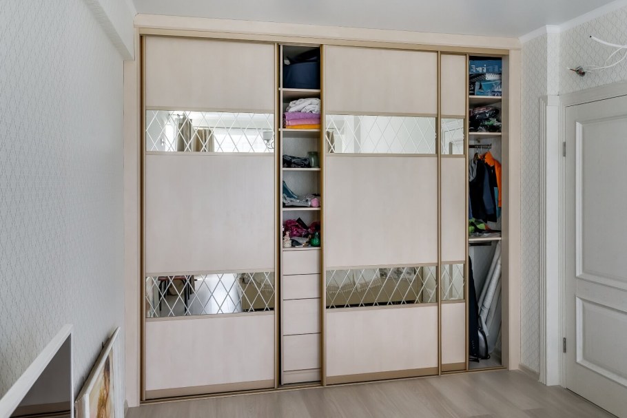 Шкаф-купе в зал двухкомнатной квартиры