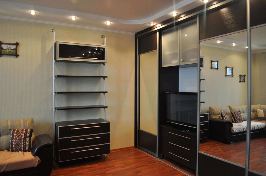 Шкаф-купе до потолка в комнату