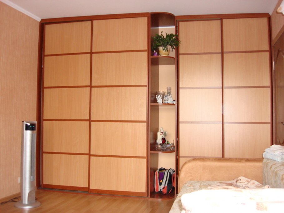 Белые глянцевые шкафы с полосками