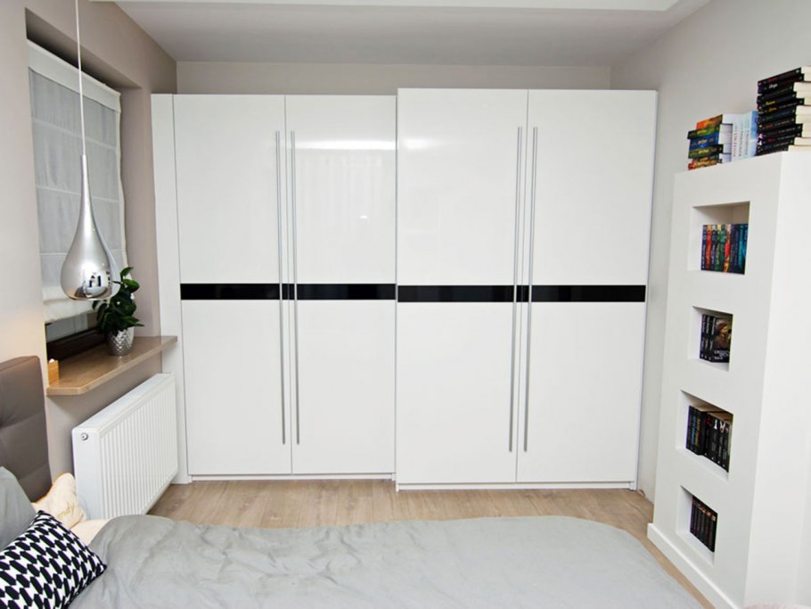 Шкаф-купе в интерьере гостиной