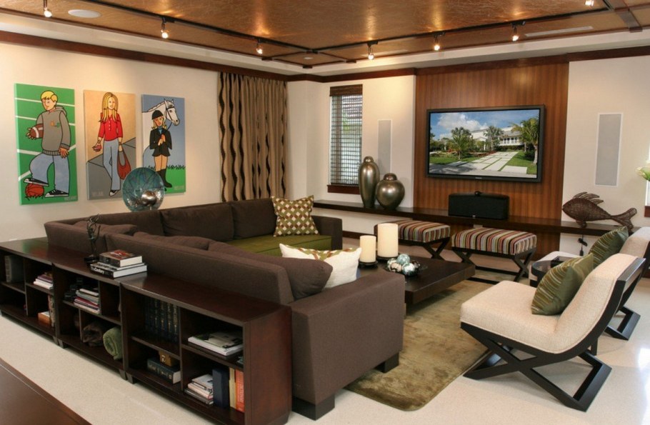 Гостиная с диваном посередине