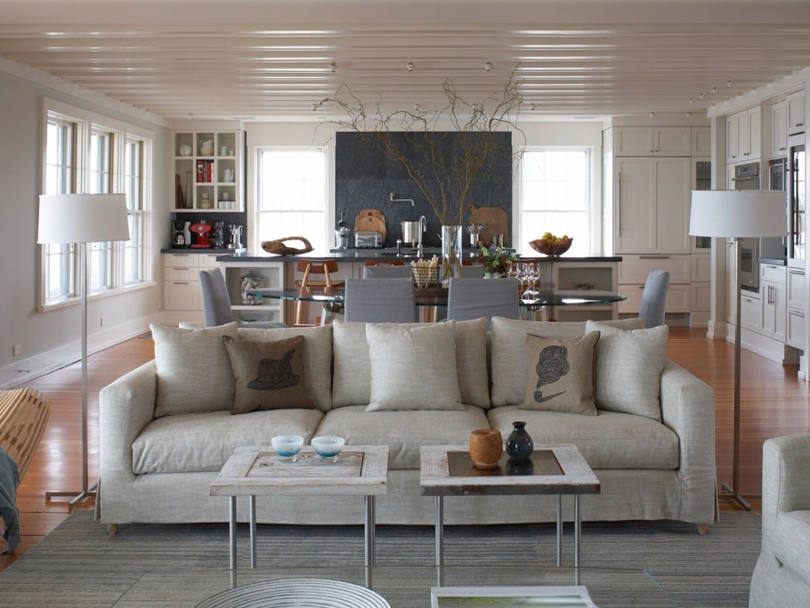 Диван посередине гостиной