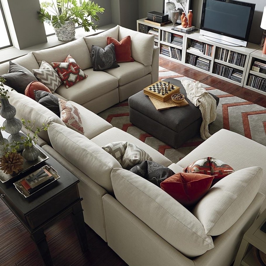 Диван посередине гостиной