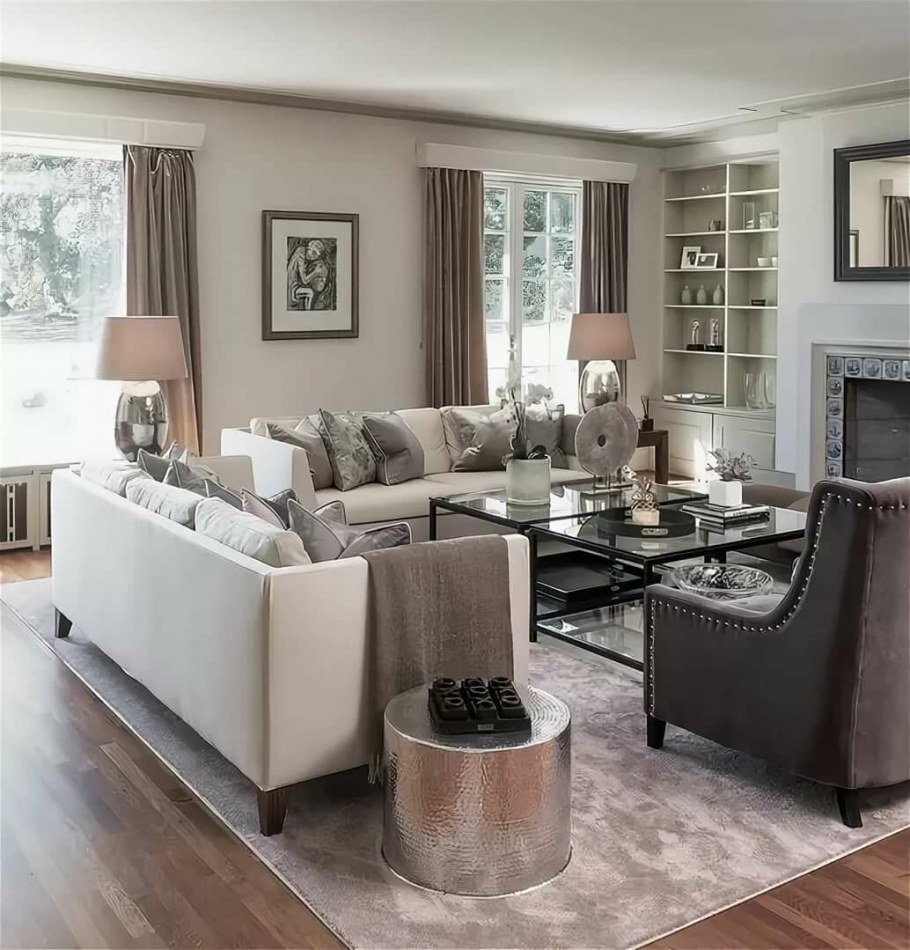 Диван в середине комнаты