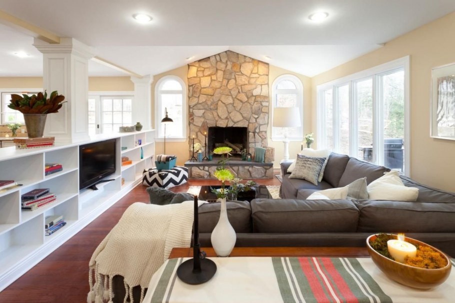 Зал с диваном посередине комнаты