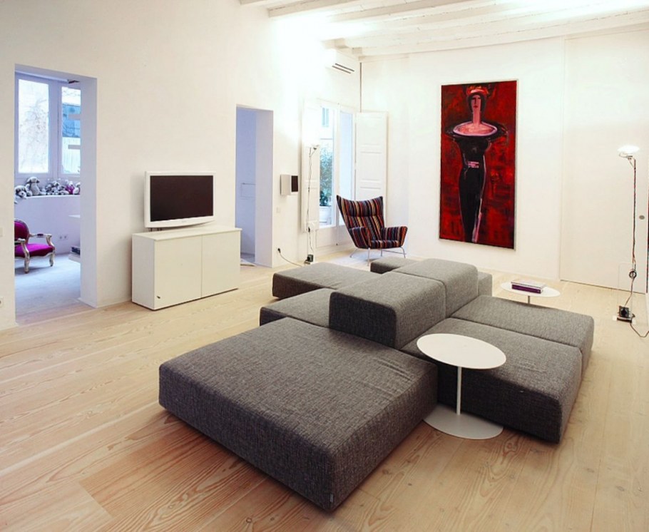 Гостиная диван посередине комнаты