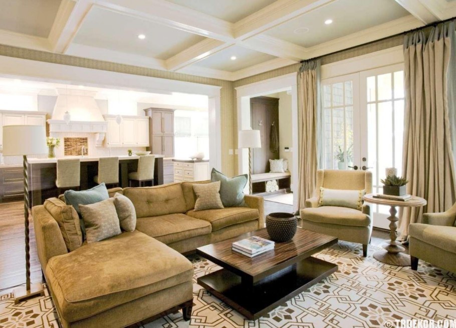 Гостиная с диваном посередине