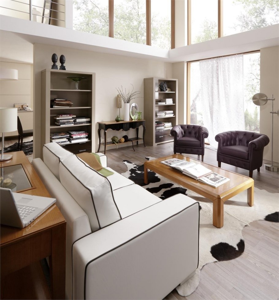 Диван посередине комнаты