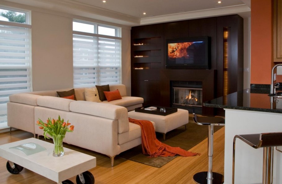 Гостиная с диваном посередине