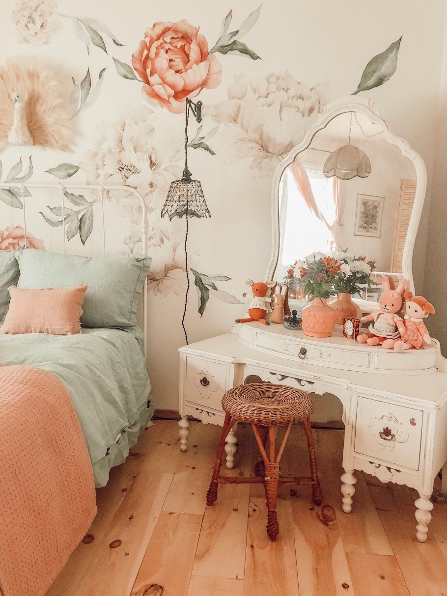 Комната с рыжей мебелью