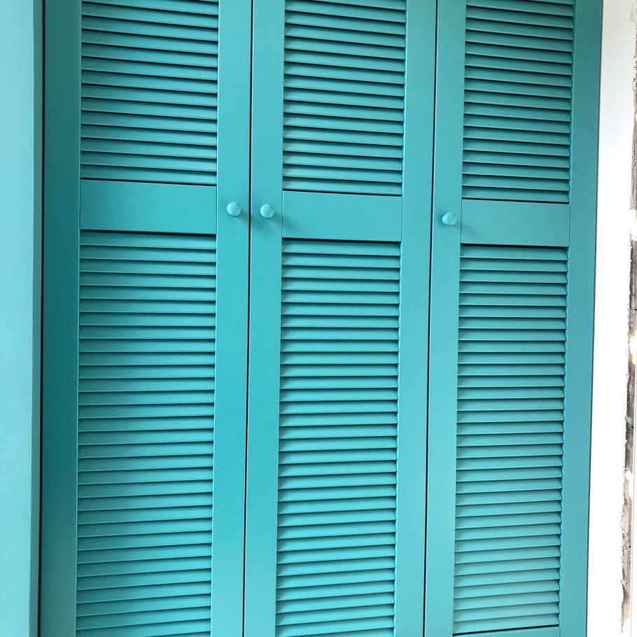 Жалюзийный шкаф на балконе