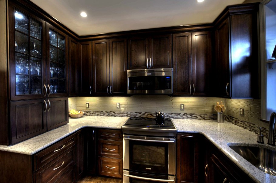 Кухонный гарнитур в темных тонах