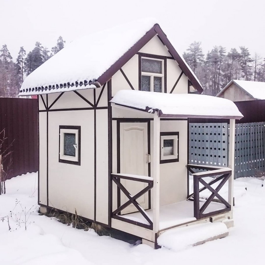Детский домик из дерева