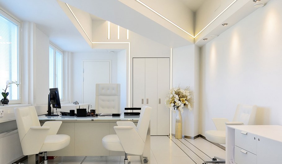 Офис в светлых тонах