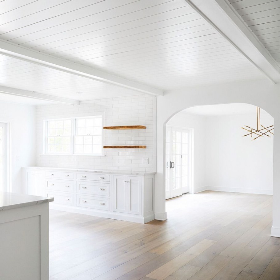 Белая вагонка на потолке