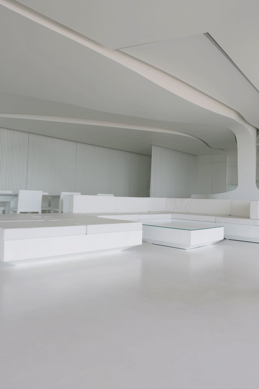 Полностью белая комната