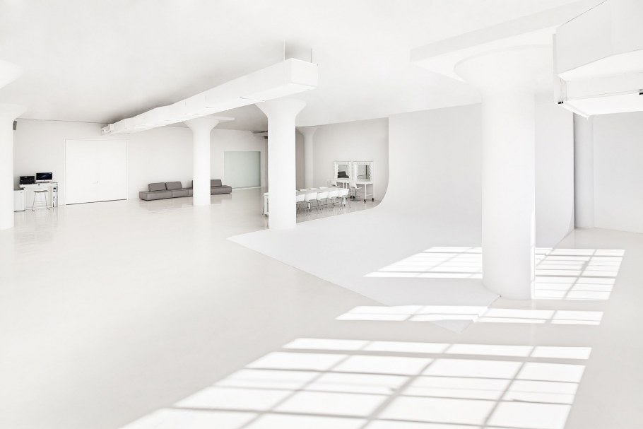 Белое помещение