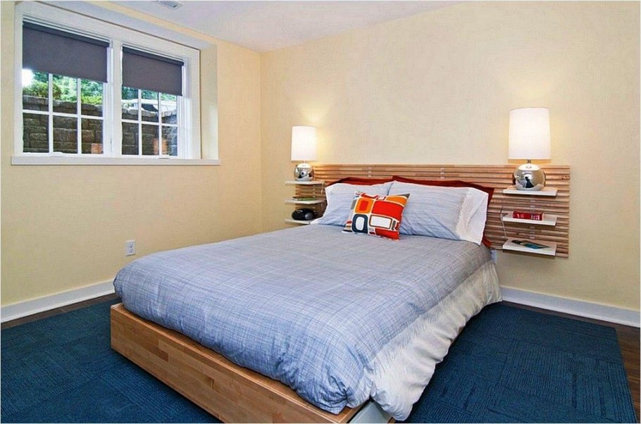 Кровать в углу комнаты