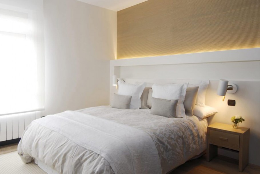 Бра в изголовье кровати