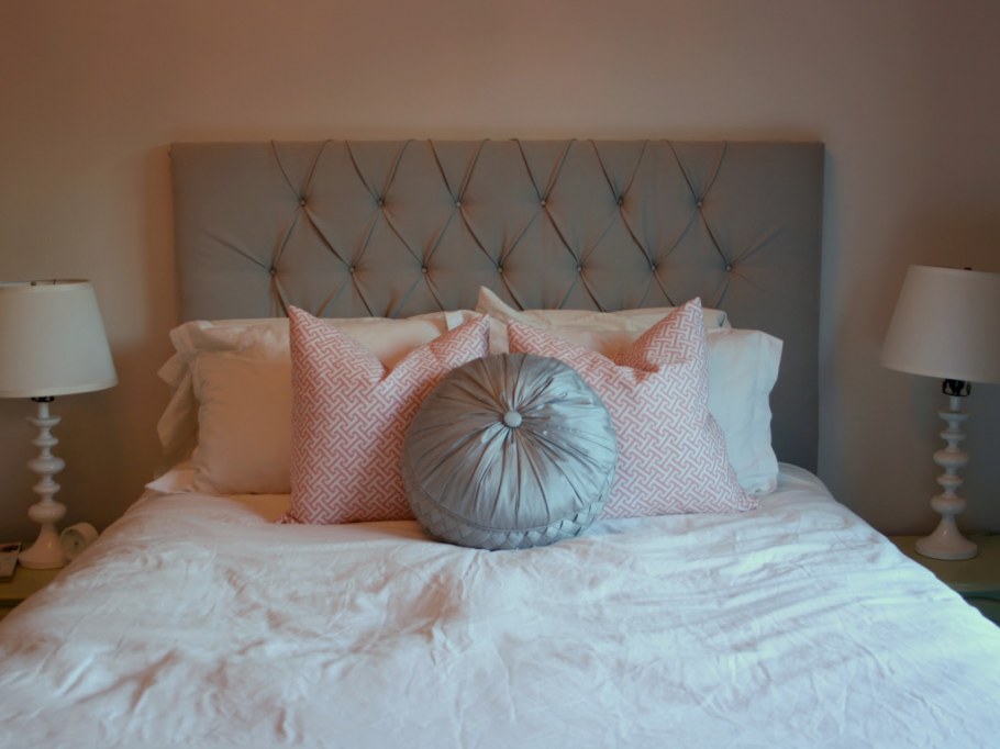 Подушки на стену у кровати