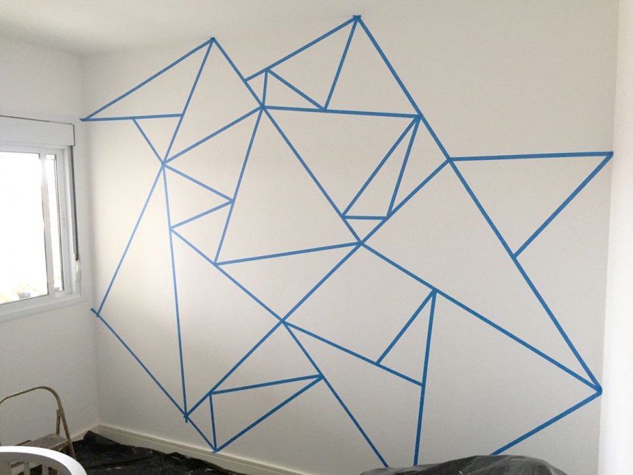 Разноцветные геометрические фигуры на стене