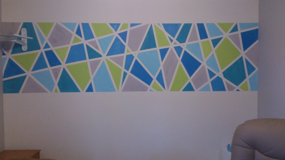 Покраска стены геометрическими фигурами