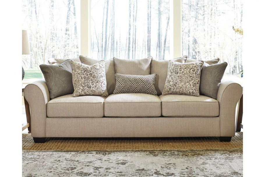 Яркие подушки в интерьере