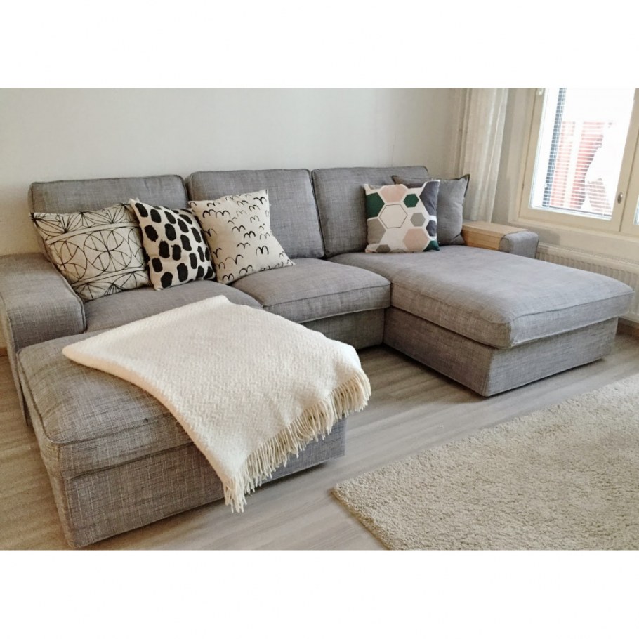 Серый диван с подушками