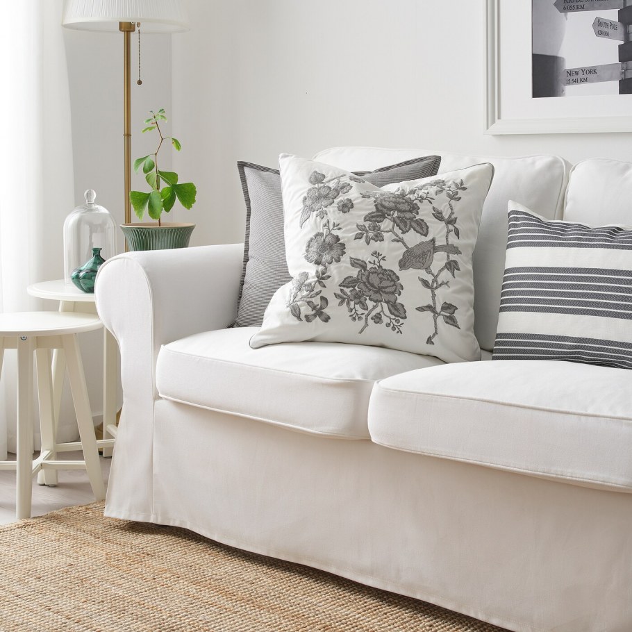 Яркие диванные подушки