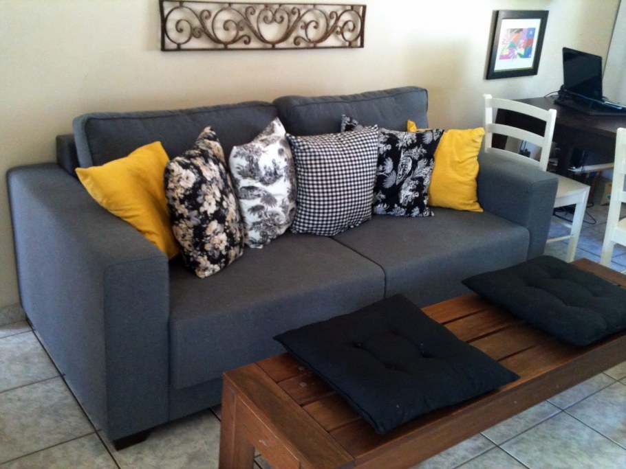 Декоративные подушки в интерьере гостиной