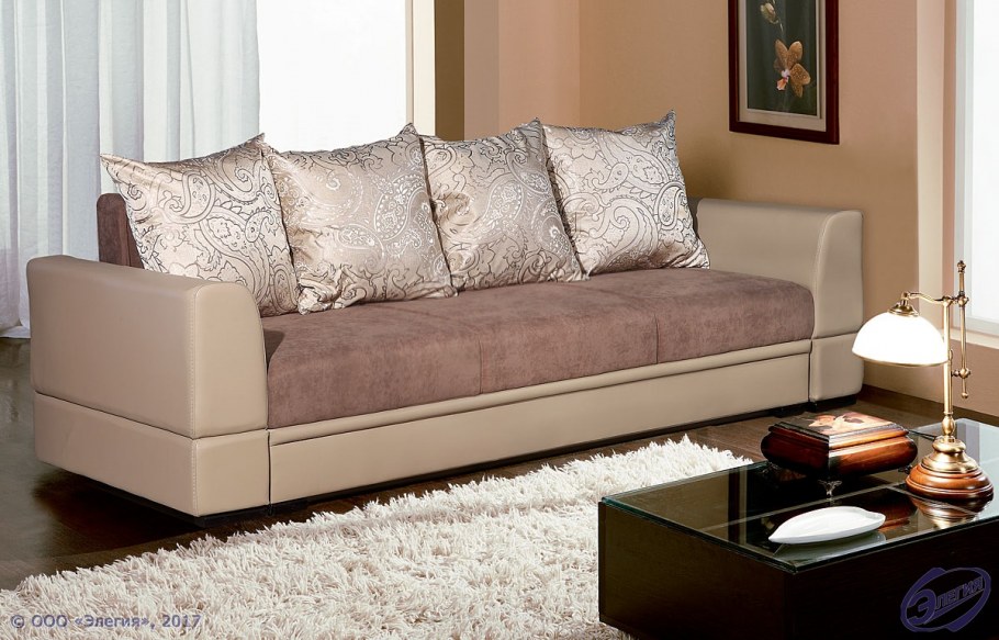 Бежевый диван с подушками