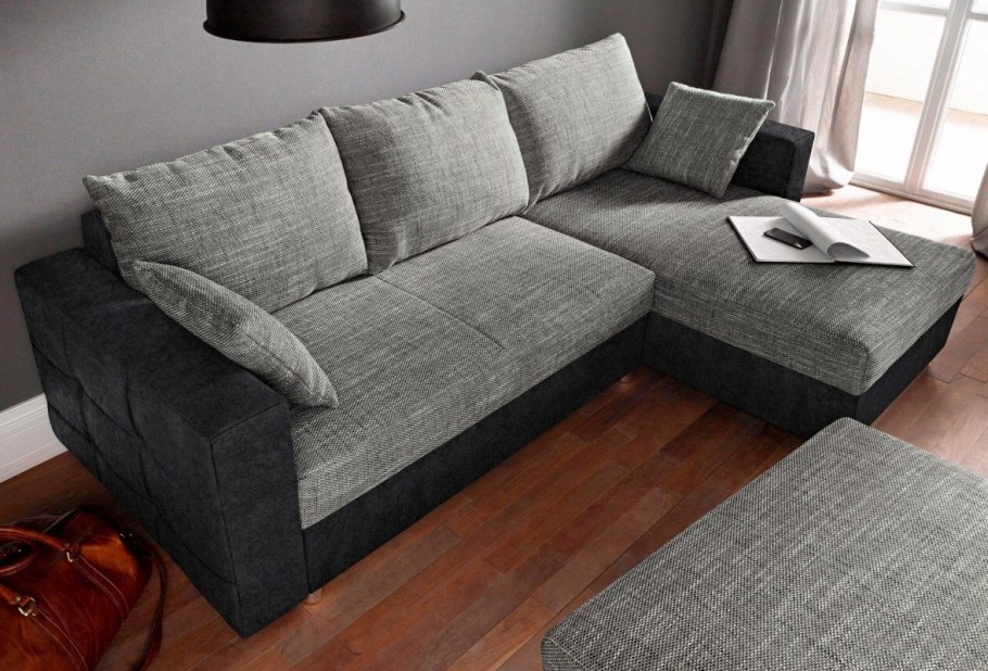 Диван с цветными подушками