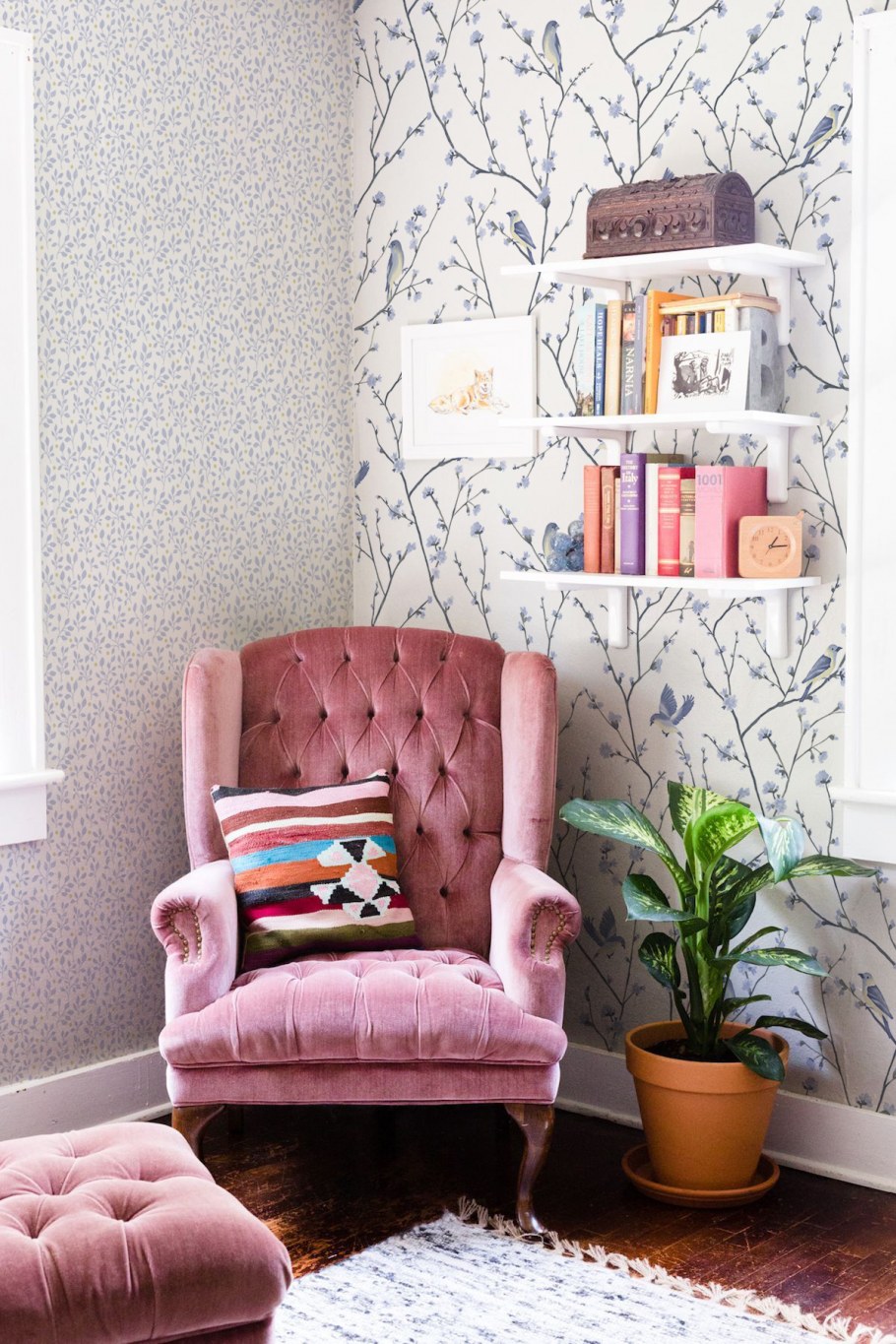 Яркое кресло в интерьере