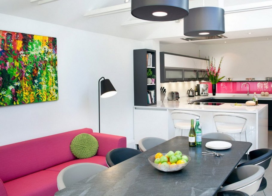 Гостиная с синим диваном