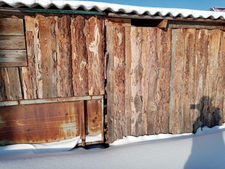 Отделка фасада необрезной доской