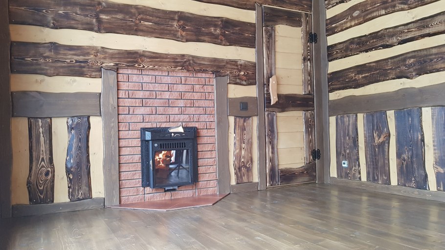 Необработанная доска в интерьере